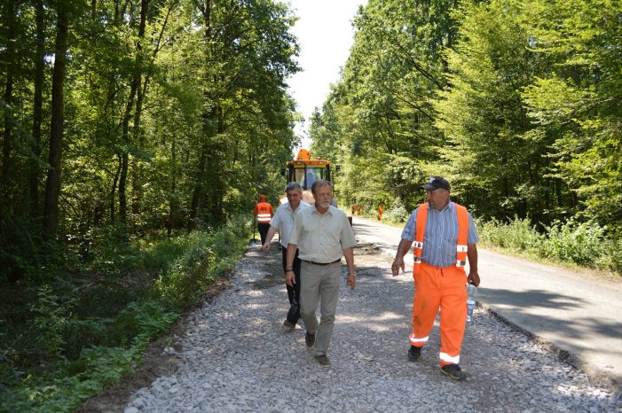 ’’Ține, nene, drumu’ drept/ ca să nu conduci inept!’’ – Consiliul Județean a „ordonat”  lucrări de 10 milioane de euro (foto)