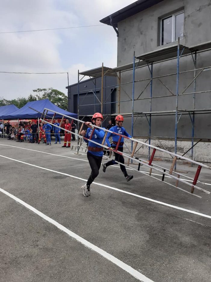 Cum aleargă un pompier sătmărean când e vorba de o intervenție cu obstacole. A fost imbatabil (galerie foto-video)
