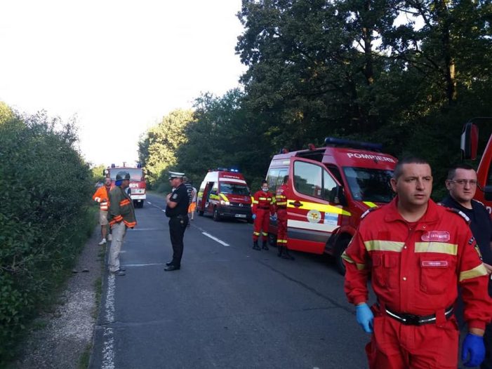 Autoturism răsturnat în șanț. Pompierii s-au asigurat că nu ia foc (galerie foto)