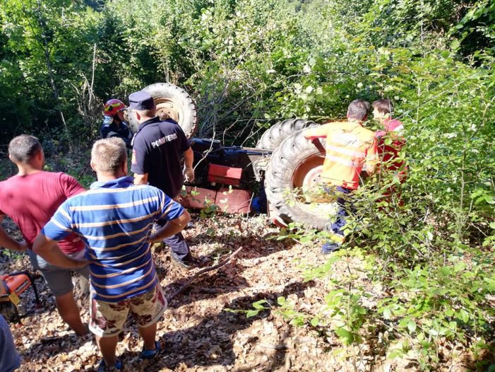 Terciuit de un tractor, în Țara Oașului (foto)