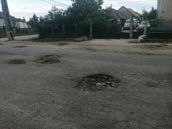 Masaj anticelulitic și de întreținere făcut de Consiliul Județean la drumurile arondate. Pe banii și nervii oamenilor (galerie foto-video)
