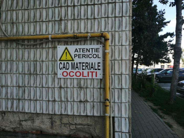 Sute de locatari ai unui bloc din Satu Mare, avertizați de autorități să ocolească singura intrare în imobil (galerie foto)