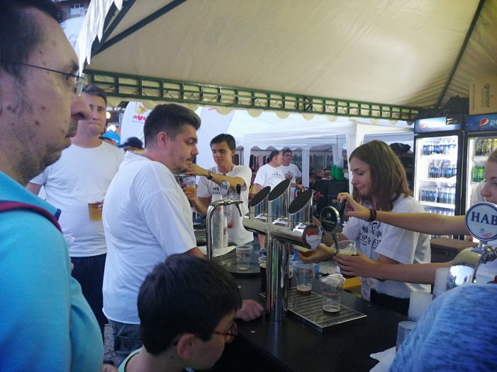 „Mihaaai, bicicleta-i de față!” – prima norocoasă a tombolei Festivalului HOPS & BEATS BEERFEST (galerie foto-video)
