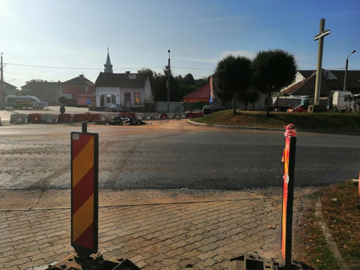 Un degețel și jumătate – atâta e stratul de asfalt cu care se cosmetizează B-dul Cloșca din Satu Mare! (foto)