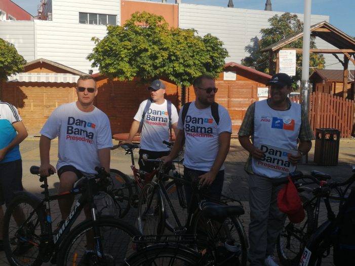 INEDIT. USR-PLUS Satu Mare pedalează pentru a strânge semnături pentru candidatura lui Dan Barna la președinție (galerie foto-video)