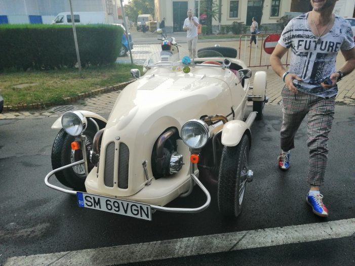 Superbe mașini de epocă, în centrul Sătmarului! Se pregătesc de raliu (galerie foto)