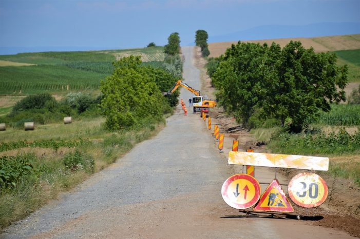 Cel mai catastrofal drum județean rămâne blestemat pe termen nelimitat. CJ a mai aranjat câte ceva pe „autostrada Codrului” (foto-video)