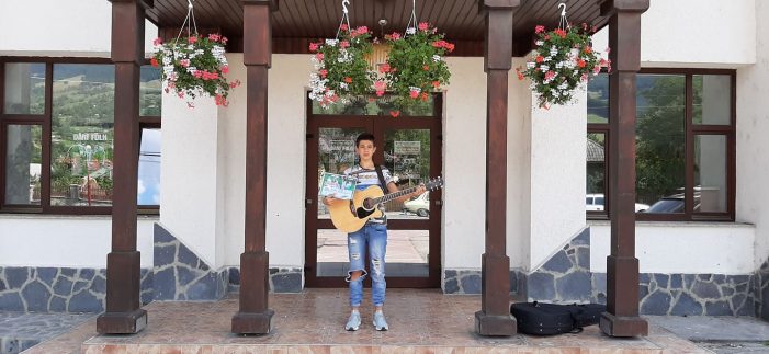 Tînărul interpret sătmărean Adrian Feher-Bruno a dat folk la toată lumea în județul Neamț (foto)