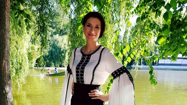 Celebra realizatoare Iuliana Tudor de la TVR va prezenta spectacolul românesc al Festivalului de la Oțeloaia. Programul complet (foto)