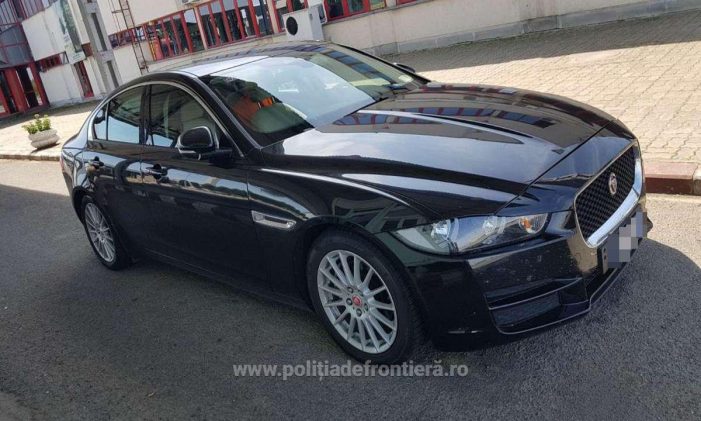 Un bolid de lux și o mașină amărâtă, aduse de români din străinătate. Doar până la frontieră (foto)