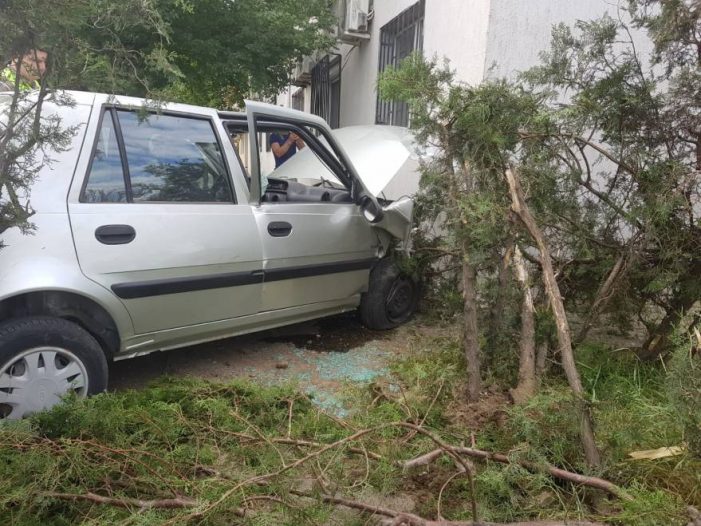 Șofer german, cu mașina-n zidul unei case. Pe cine a accidentat