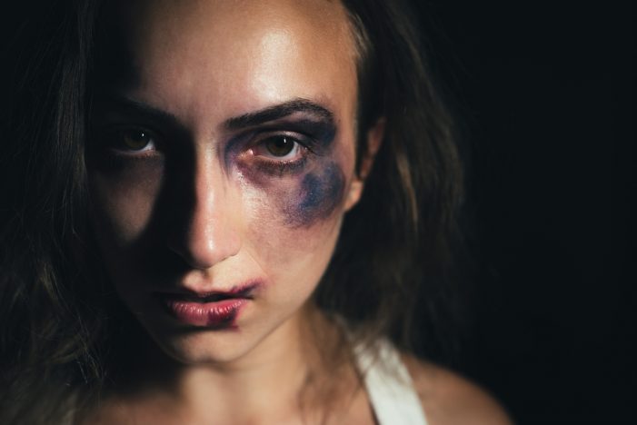 Doi bărbați din județul Satu Mare și-au înjurat și luat la bătaie soțiile! Polițiștii sătmăreni au emis ordine de restricție