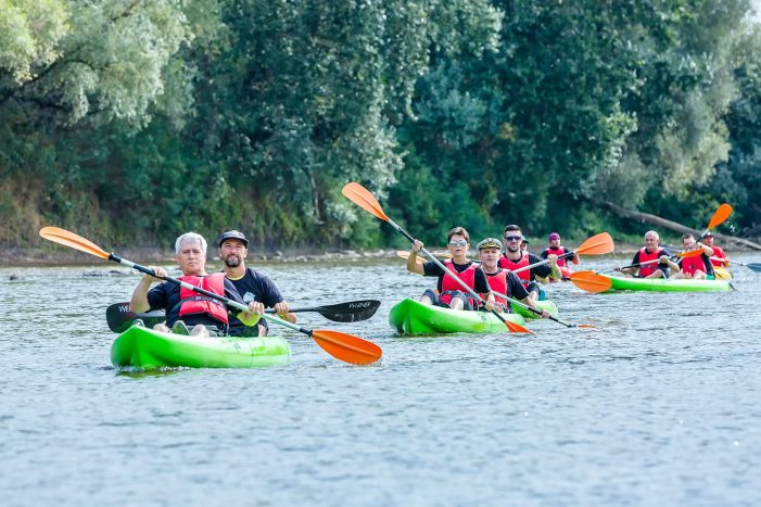FOTOGALERIE. Un primar plutea pe Someș, copiii aveau lumea lor – plus ceva politicieni locali. Instantanee haioase de la VETIȘ FISH FEST