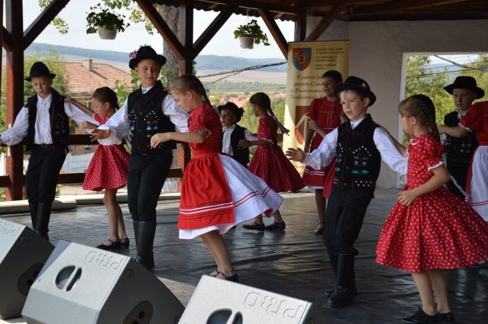 Exemplul de armonie dat de „Festivalul Folcloric al Naţionalităţilor” de la Bogdand (galerie foto)