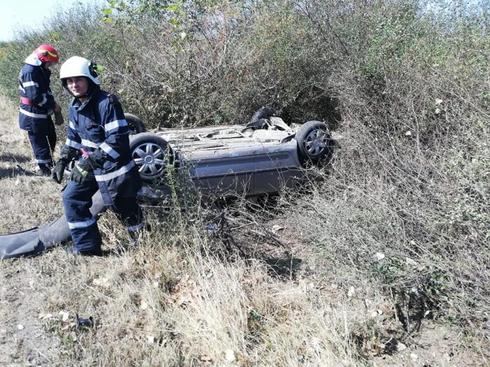 O femeie s-a răsturnat cu mașina pe drum drept (foto)