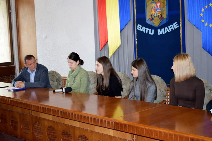 Fetele de nota 10 au primit diplome și bani