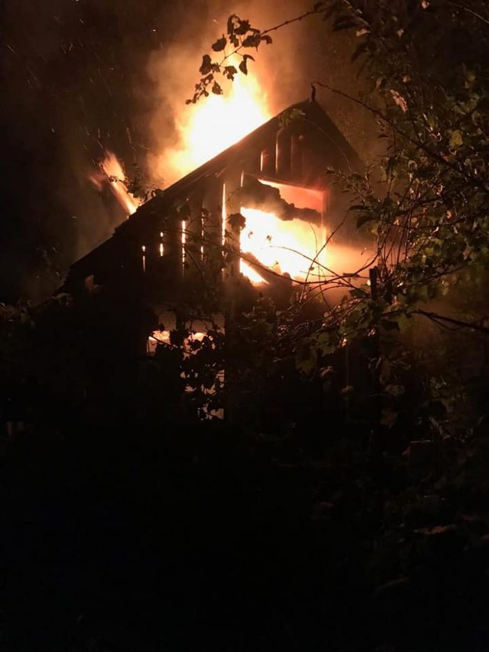 Un incendiu a mistuit o cabană. Cauza stabilită de pompieri, aparent banală (galerie foto)