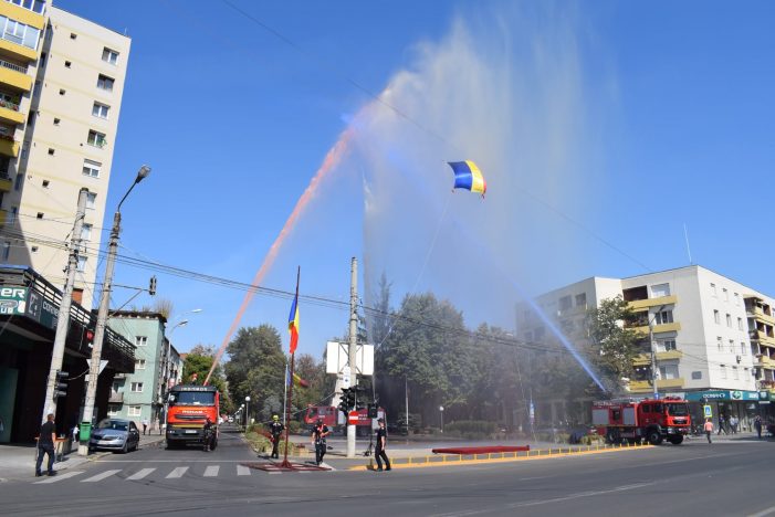 FOTO-VIDEO. Sute de copii sătmăreni, fascinați de parada militară de Ziua Pompierilor din România
