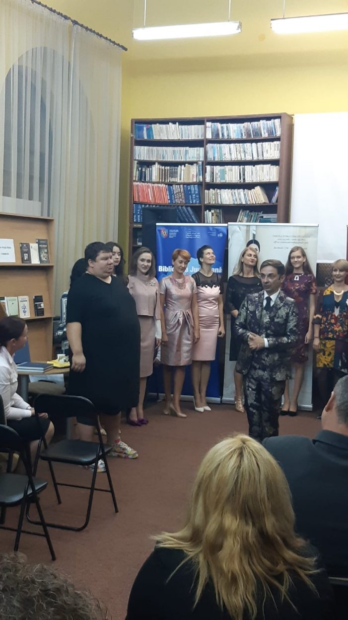 FOTO-VIDEO. Despre cum se îmbracă bărbații și despre „Femei în mișcare” – carte și paradă de modă la Biblioteca Județeană