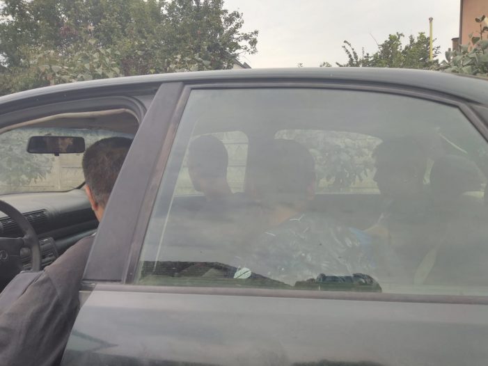 Patru tineri drogaţi surprinşi în flagrant de un jandarm vigilent și-n timpul liber (foto)