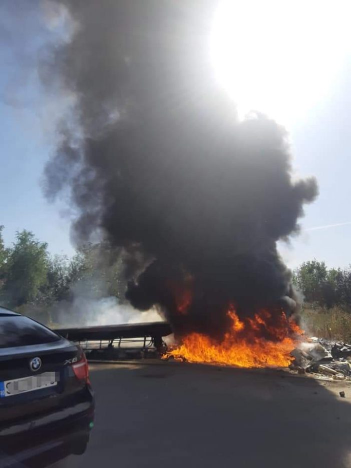 Remorca unui TIR a luat foc. Cum a izbucnit incendiul (foto)