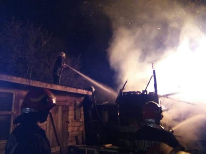 Pompierii sătmăreni au luptat ore întregi cu un incendiu (galerie foto)
