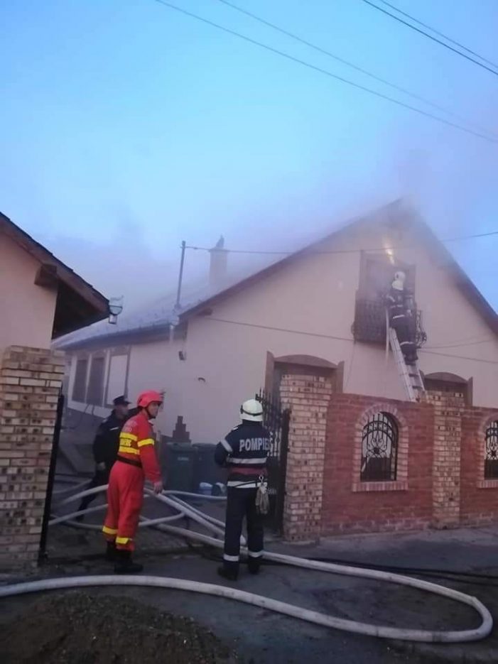 Incendiu la o casă din cauza coșului de fum (galerie foto)