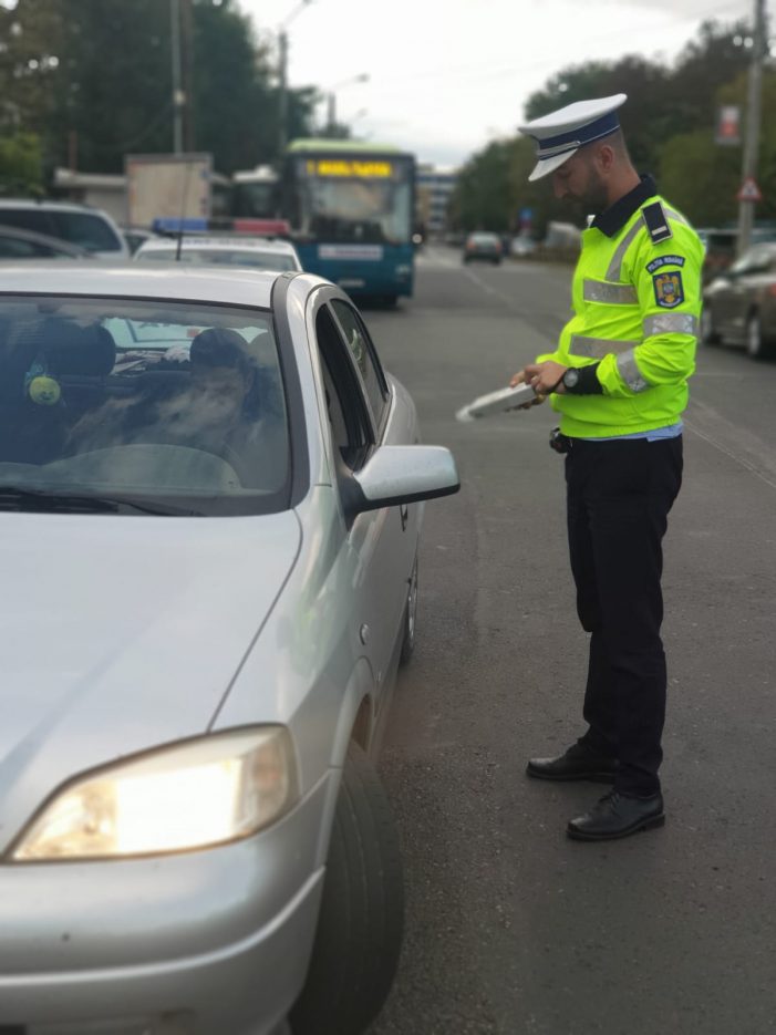 Viteza, ignorarea trecerilor de pietoni și a semnalelor polițiștilor duc șoferi pe trotuar