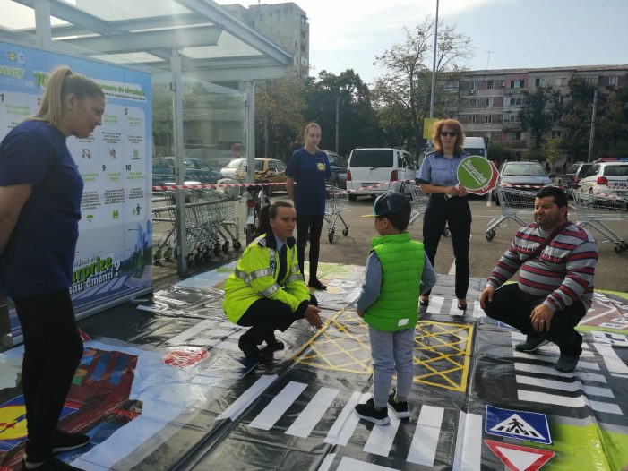 Polițiștii s-au jucat de-a „Surprize sau amenzi?” cu zeci de copii. Cine a câștigat până la urmă (galerie foto)