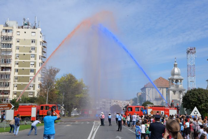 Paradă militară și exerciții demonstrative nemaivăzute în Satu Mare. Programul integral al Zilei Pompierilor din România (galerie foto)