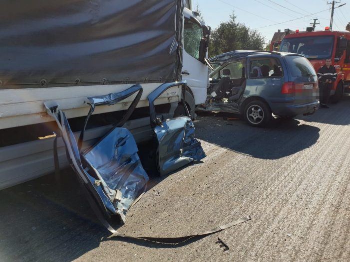 Ciocnire violentă între un camion și un autoturism. O femeie a ajuns în stare gravă la Urgență (galerie foto)