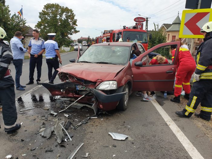 Coliziune violentă a două mașini, la Botiz! Patru victime, una cu traumatism cranio-cerebral (galerie foto)