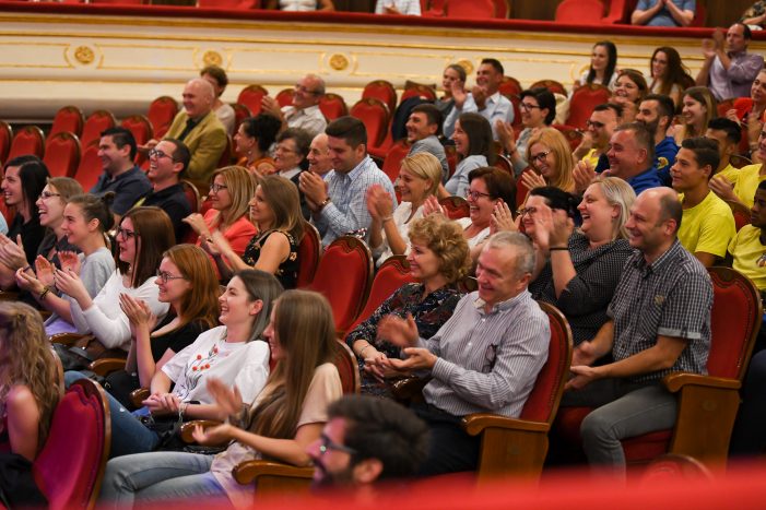 FOTOGALERIE. Teatrul de Nord, asaltat de sute de sătmăreni. ZIUA PORȚILOR DESCHISE s-a dovedit o inițiativă cu un real succes