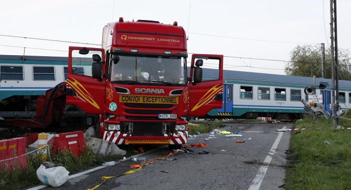 Trenul Baia Mare-Debrecen a izbit un trailer. Circulația rutieră și feroviară a fost întreruptă