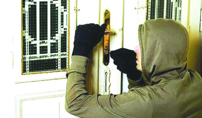 Și-a făcut un obicei din a fura mai ales din casele bătrânilor