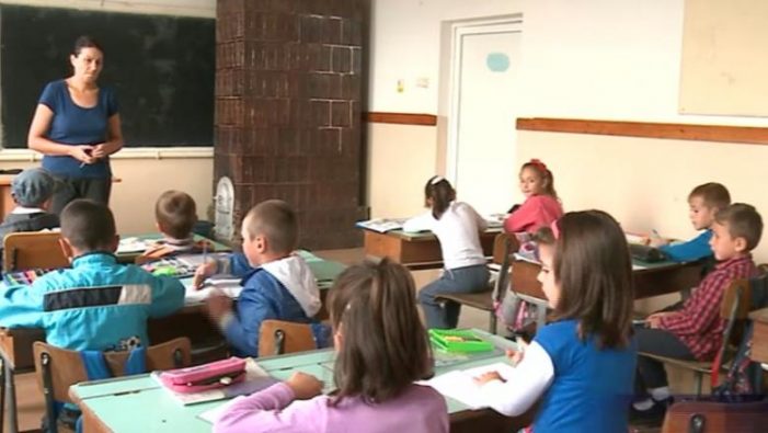 Învățătoarea care a atacat doi copii cu spray lacrimogen, „cunoscută cu probleme” de Inspectoratul Școlar