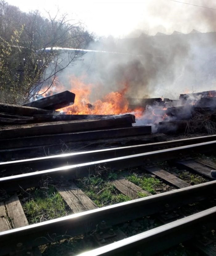 Pompierii sătmăreni reușesc anihilarea unui incendiu izbucnit la gara Satu Mare