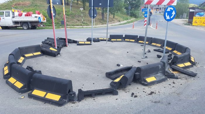 Sens giratoriu distrus de „șmecheri” în județ, refăcut penelistic-preferențial de Consiliul Județean