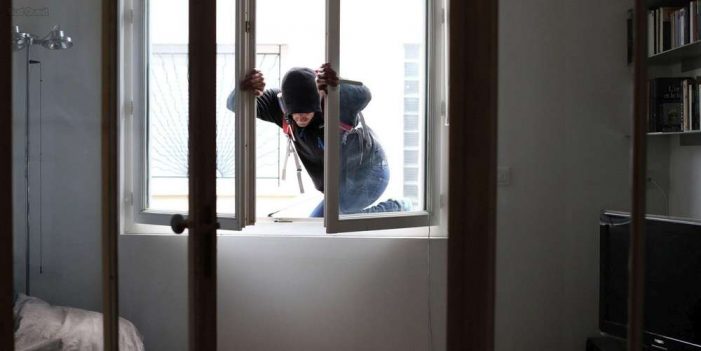 A intrat cu tupeu în mai multe locuințe! Prejudiciu uriaș