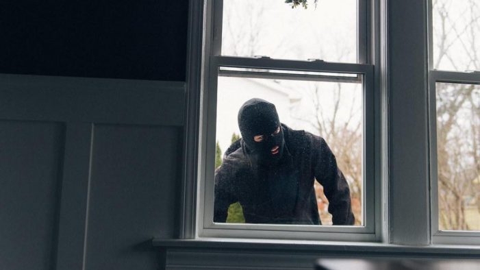 Românii plecați la muncă-n străinătate riscă să rămână cu casa goală. Unul a avut noroc