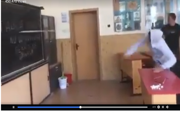VIDEO. Un elev distruge, în pauză, tabla din clasă. Lipsa de respect față de școală și profesori devine tot mai violentă