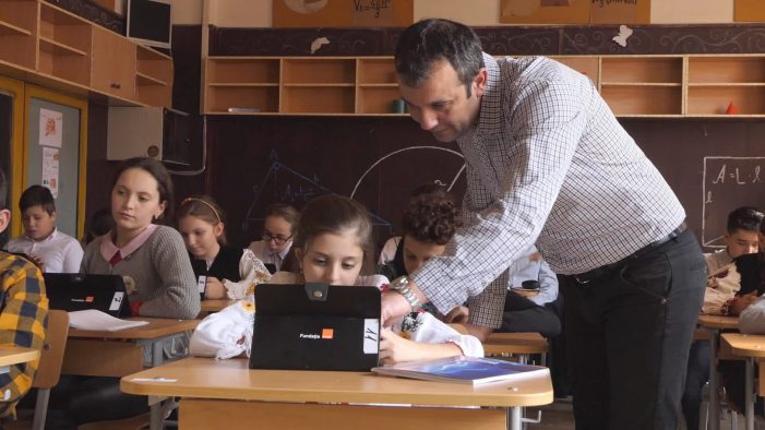 Elevii din Medieșu Aurit învață matematică și informatică cu tablete, laptopuri și videoproiectoare