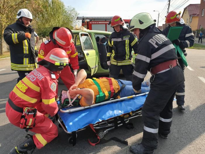 Accident cu trei mașini, în Satu Mare. O persoană a avut nevoie de descarcerare (galerie foto)