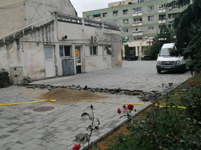 FOTO. La nici 2 ani de când a fost pus, betonul T. din centrul Sătmarului e “măcelărit”. Muncitorii au fugit la vederea presei