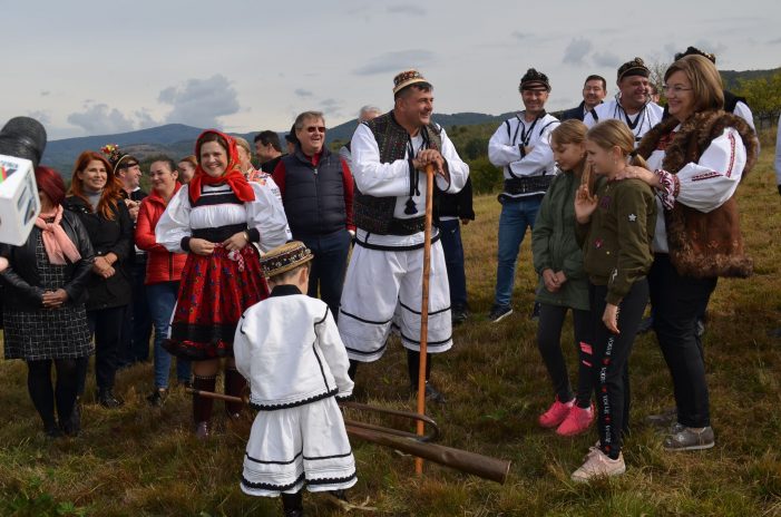 FOTOGALERIE. Osâmbritu’ – una dintre cele mai frumoase tradiții ale Oașului, reînviată la Negrești