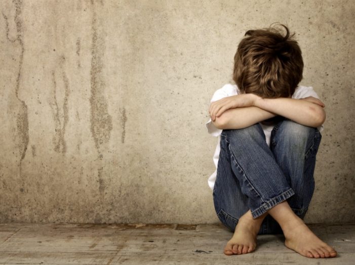 Un adolescent a violat un băiețel de 9 ani