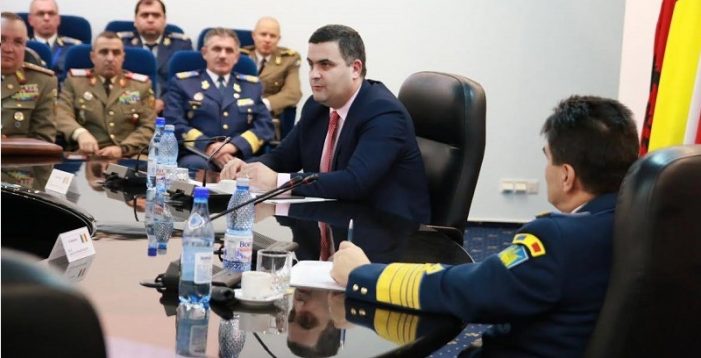 Ministrul Apărării, Gabriel Leș, îi pune la plată pe americani pentru nelivrarea a zeci de mașini de luptă