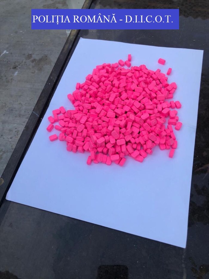 Traficant de droguri prins în flagrant vânzând ecstasy (FOTO/VIDEO)