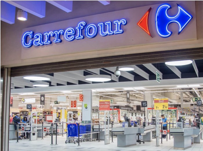 Nereguli la Carrefour Satu Mare. Vezi ce au găsit inspectorii ANPC