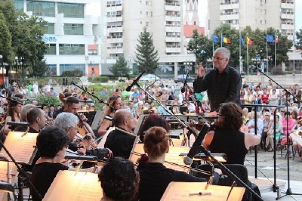 Concert în aer liber susținut de Filarmonica Satu Mare